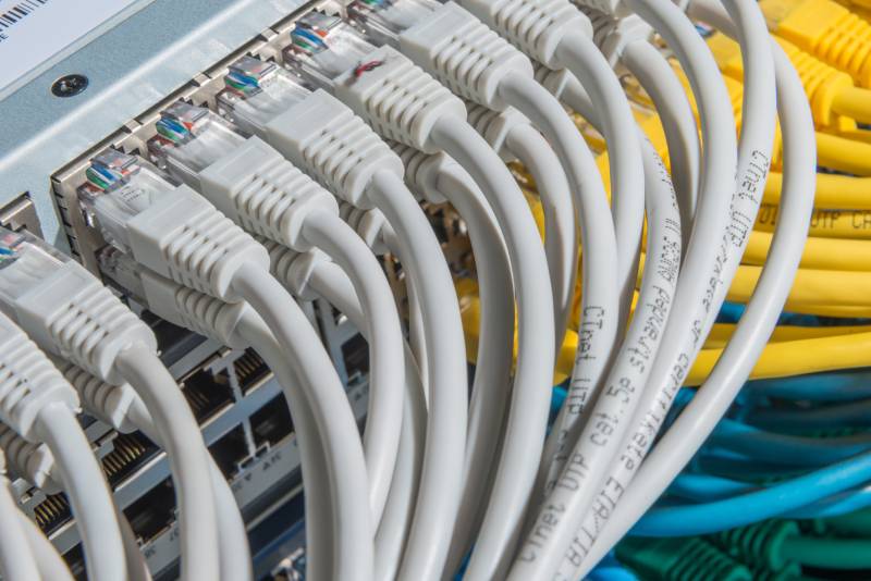 Netwerkkabels op de poorten van een router of switch Aansluiting van een groot aantal UTP datanetwerk kabels op de poorten van een router of switch