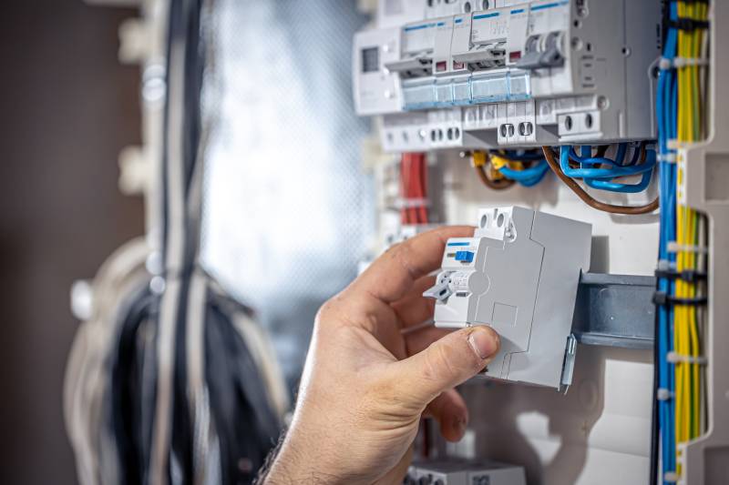 Elektriciteitswerken uitgevoerd door Elgeda Elektricien van Elgeda installeert elektrische bekabeling in een woning – veilig en professioneel werk.