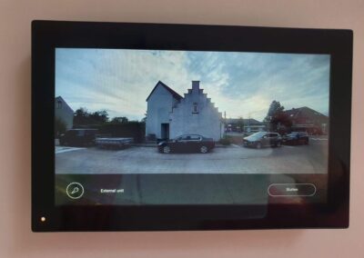 Scherm voor camerabewaking, bevestigd aan de muur en bekabeling volledig ingewerkt en onzichtbaar