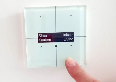Moderne bediening van de domotica via toetsen met functieweergave.