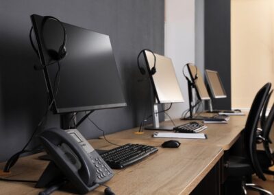 Kantooromgeving met computerschermen, aangesloten op het datanetwerk