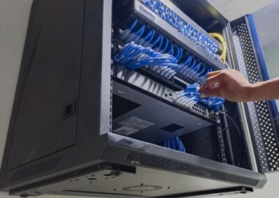 Moderne patchkast en keurig uitgevoerde, duidelijk gemerkte netwerkkabel aansluitingen