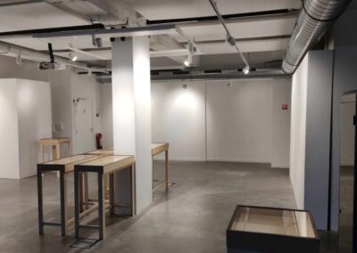 Elektricien van Elgeda werkt aan bedrading in technische ruimte – veilige elektrische installatie.