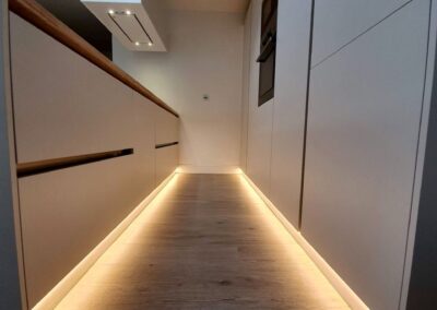 Elgeda plaatst ledstrips – zorgvuldige installatie voor woning of kantoor.