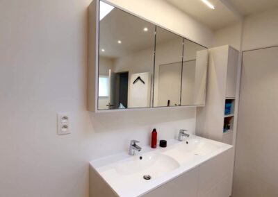 Stijlvolle ledverlichting in moderne badkamer, installatie door Elgeda