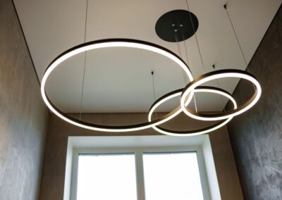 Cirkelvormige designverlichting, zorgvuldig geplaatst door de elektricien van Elgeda